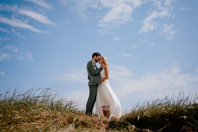 Romantisches Hochzeitsfoto in den Dünen von Hooksiel