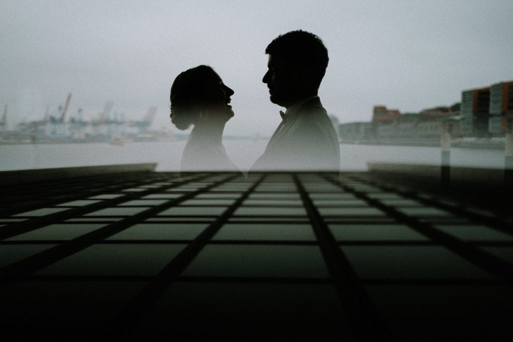 Silhouette eines Brautpaars am Hamburger Hafen