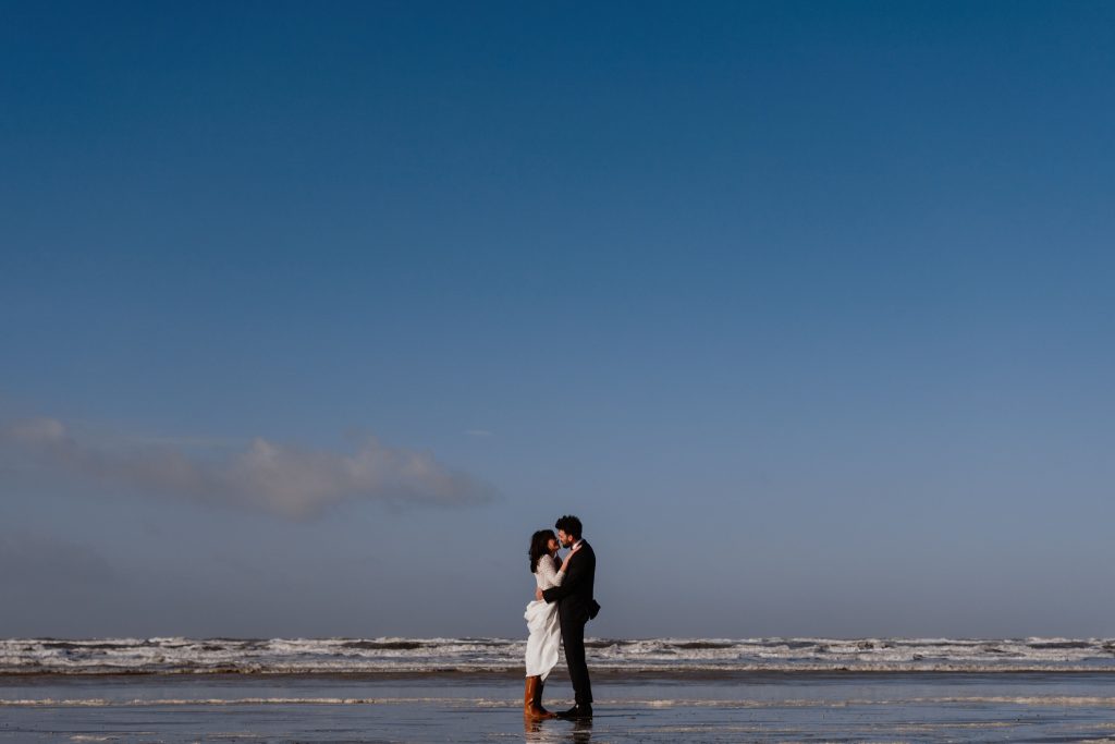 Hochzeitspaar küsst sich am Strand von Langeoog
