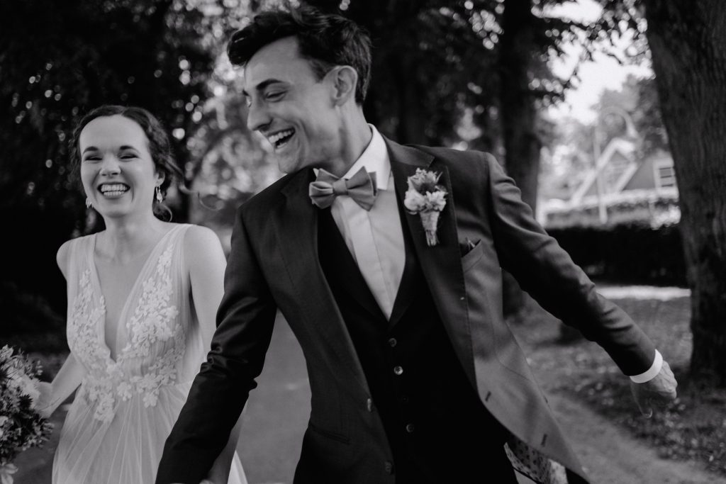 Brautpaar lachend bei Hochzeit Hof zur Linde Münster