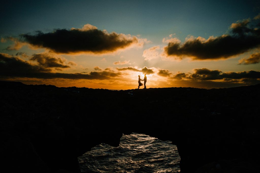 Silhouette eines Hochzeitspaar bei Sonnenaufgang während ihres Elopements in Island