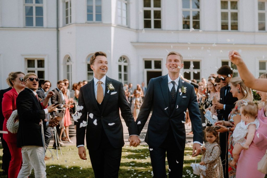 Hochzeitspaar zieht nach der standesamtlichen Trauung im Grand Hotel Heiligendamm aus