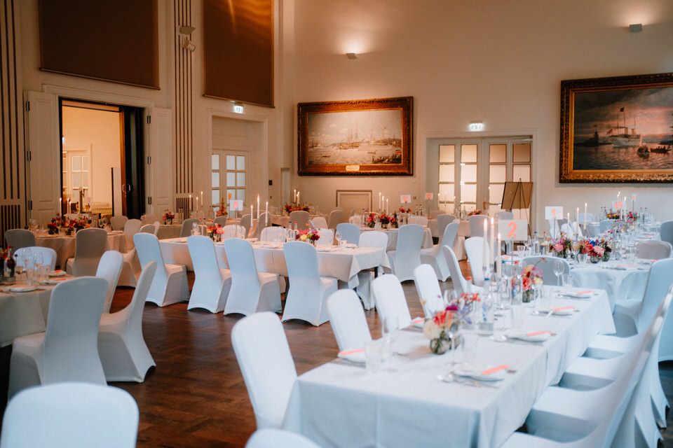 Dekorierter Saal der Hochzeitslocation Hotel Kieler Yacht-Club