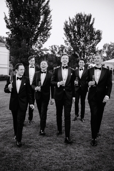 Gruppe von lachenden Männern bei Hochzeit im Grand Hotel Heiligendamm