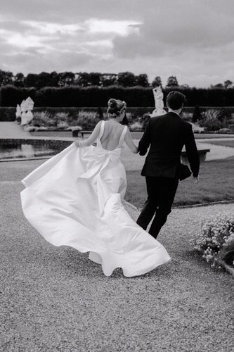 Hochzeitsfotograf Hamburg - Paar läuft durch die Herrenhäuser Gärten bei ihrer Hochzeit in Grauwinkels Schlossküche Hannover