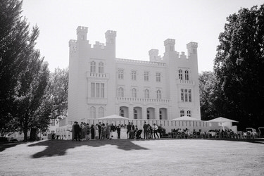 Hochzeitsfotograf Hamburg - Burg Hohenzollern des Grand Hotel Heiligendamm fotografiert im Gegenlicht bei einem Hochzeitsempfang