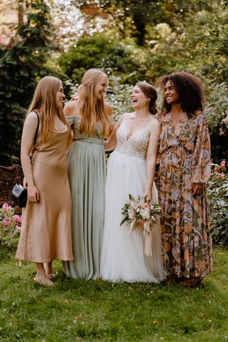 Gruppe von lachenden Frauen bei Hochzeit im Klosterschatz Uetersen