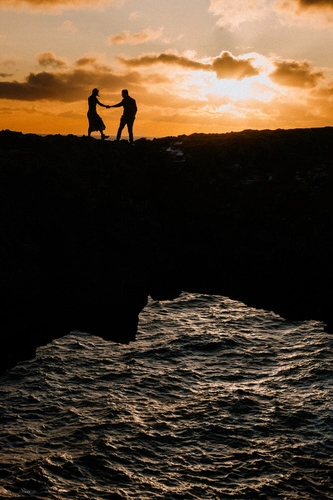 Silhouette eines Hochzeitspaars bei Sonnenaufgang während ihres Elopements in Island
