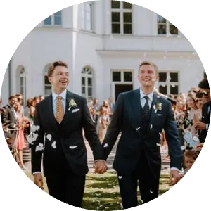 Hochzeitspaar zieht Hand in Hand nach der Trauung im Grand Hotel Heiligendamm aus